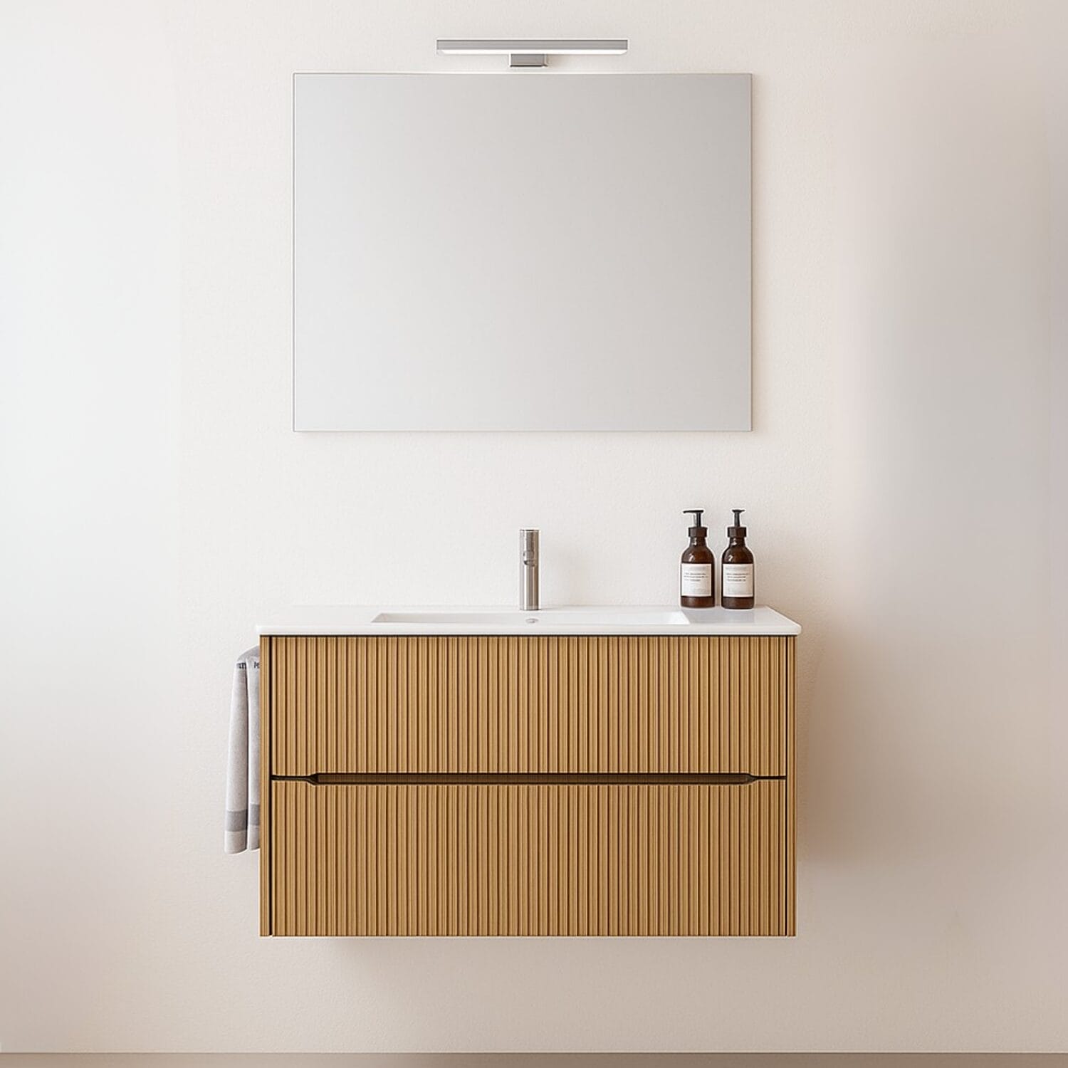 1-arredo-bagno-principale Mobile bagno sospeso in legno chiaro con lavabo bianco e specchio moderno