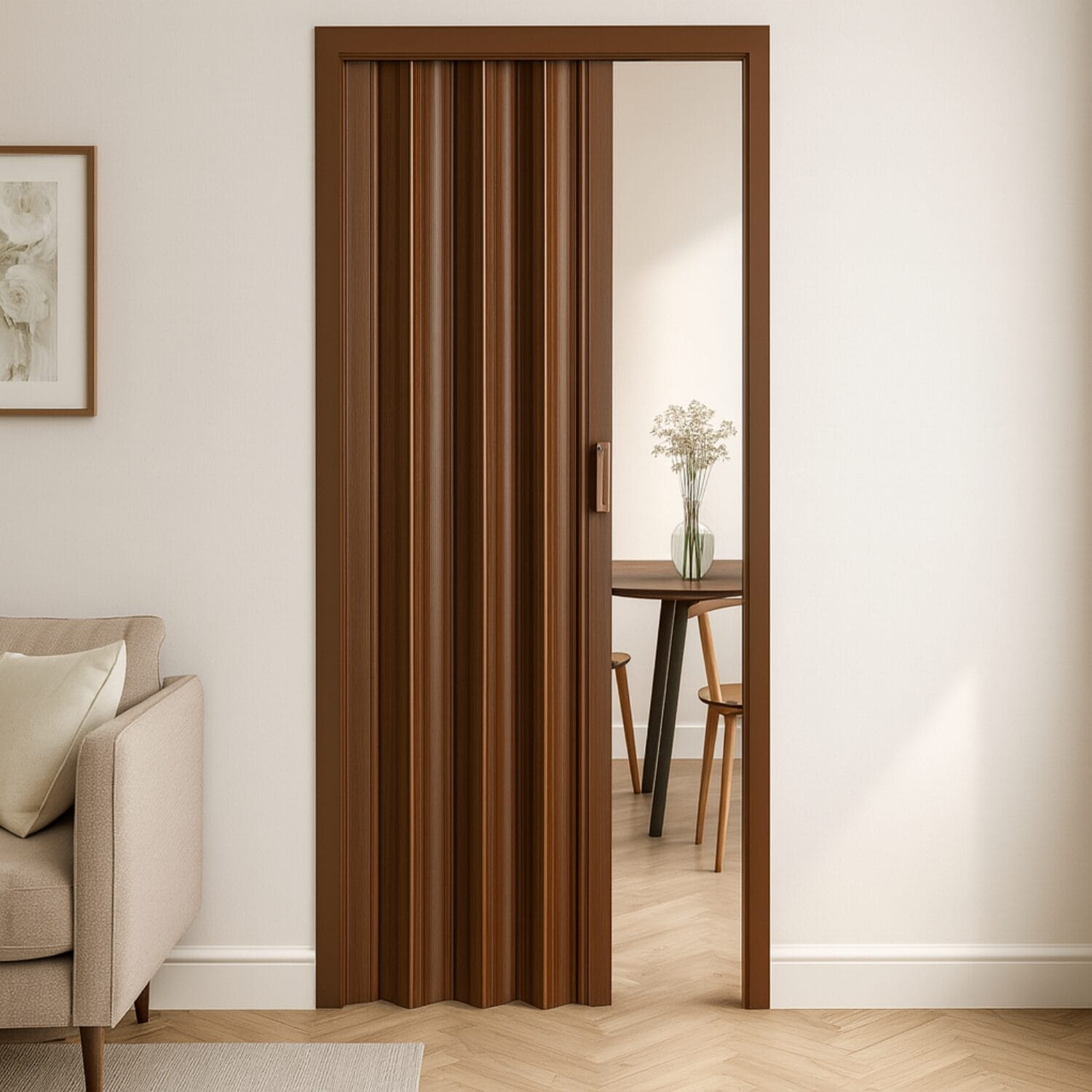 Porta a soffietto marrone installata in soggiorno con apertura su sala da pranzo