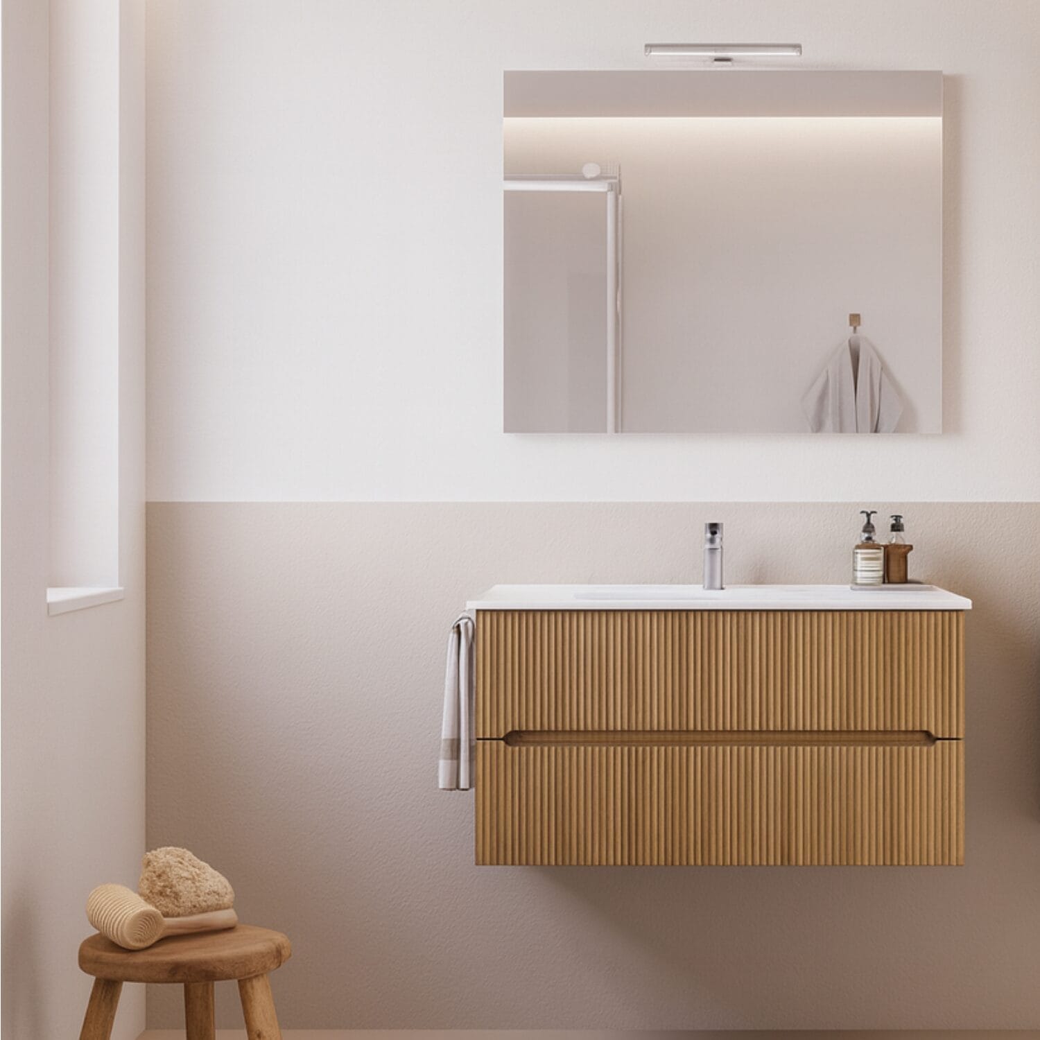 Mobile bagno sospeso in legno chiaro con lavabo e specchio LED ambientato