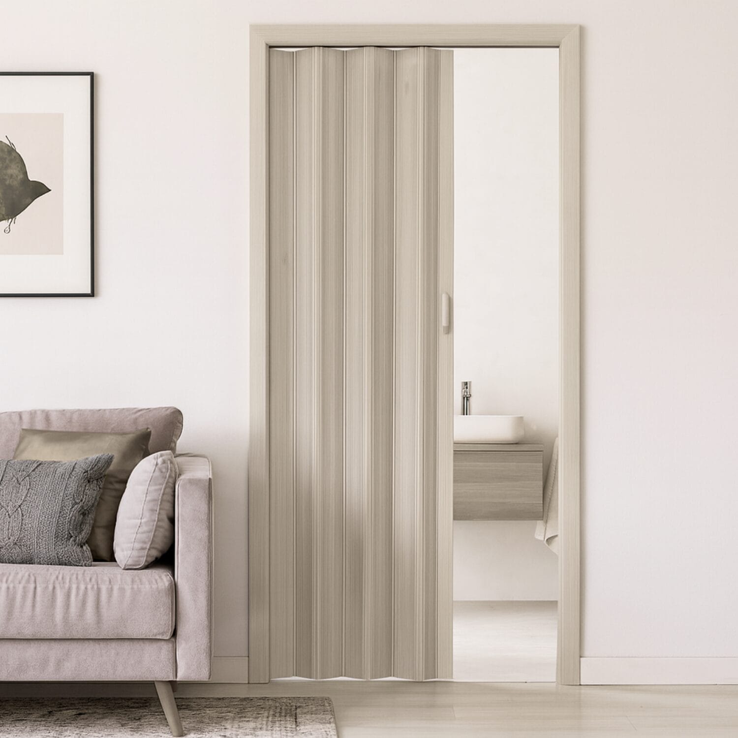 Porta a soffietto in PVC rovere chiaro installata in soggiorno moderno