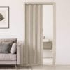 Porta a soffietto in PVC rovere chiaro installata in soggiorno moderno