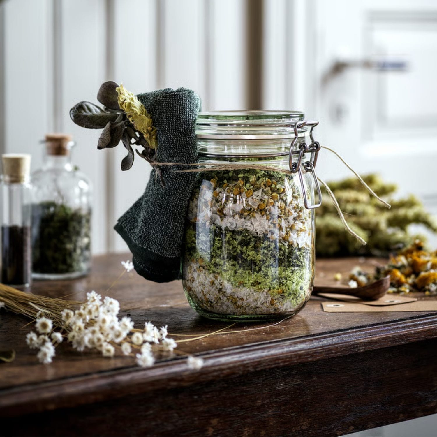 Barattolo ermetico in vetro per spezie, sale aromatizzato ed erbe secche in cucina