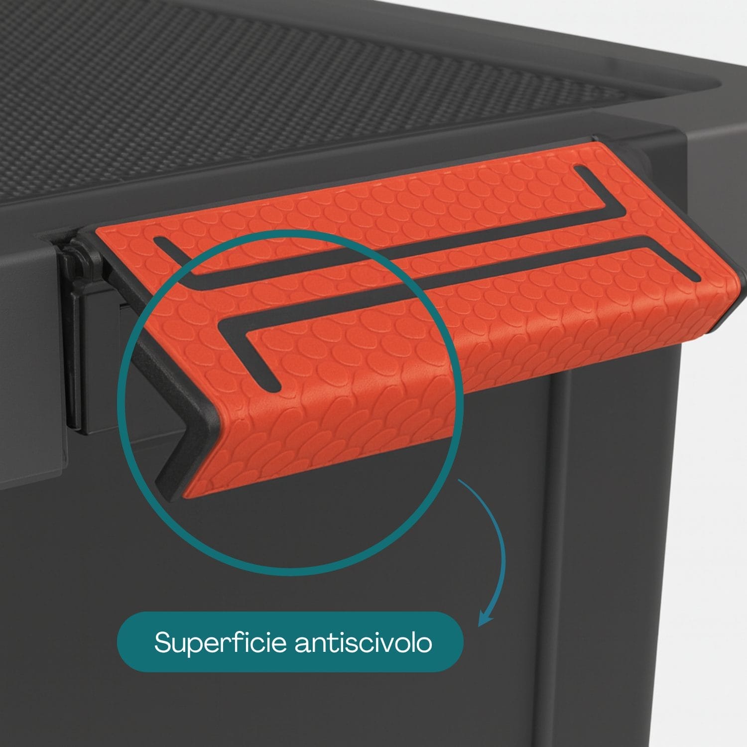 Dettaglio chiusura antiscivolo arancione del box porta attrezzi