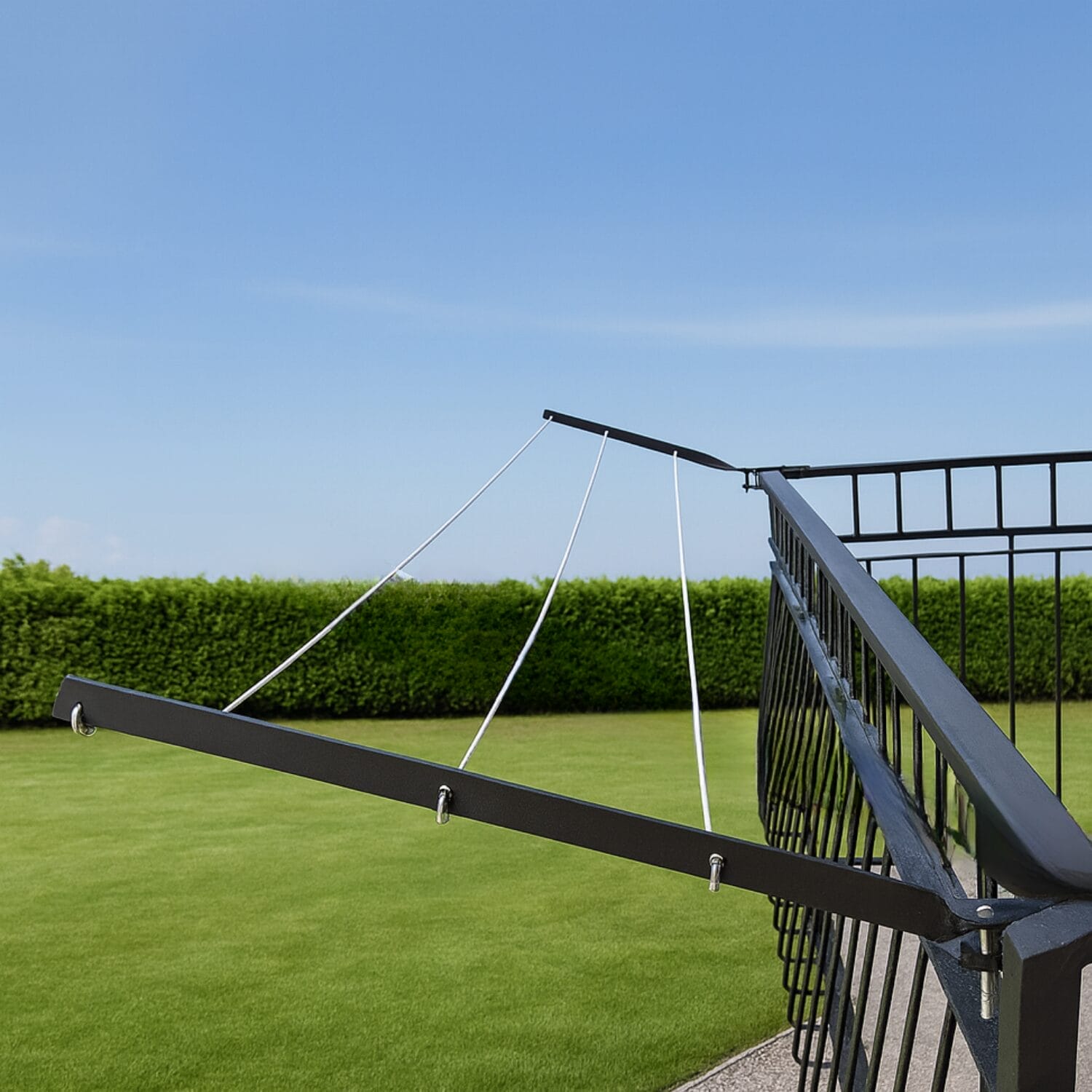 Bracci stendibiancheria montati su balcone con fili per stendere il bucato