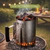 carbone coreografica con ciminiera Carbone vegetale acceso in ciminiera per barbecue