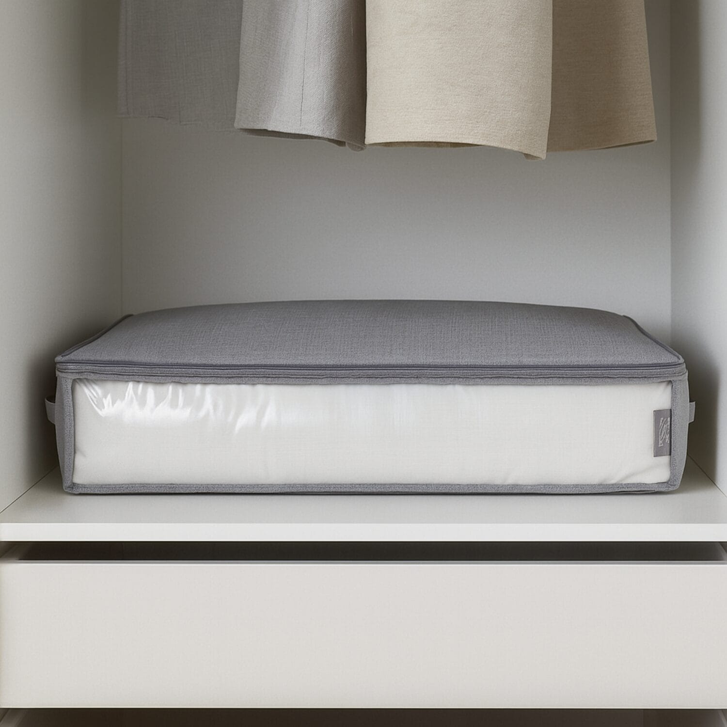 Contenitore per piumoni salvaspazio in tessuto grigio con cerniera e manici