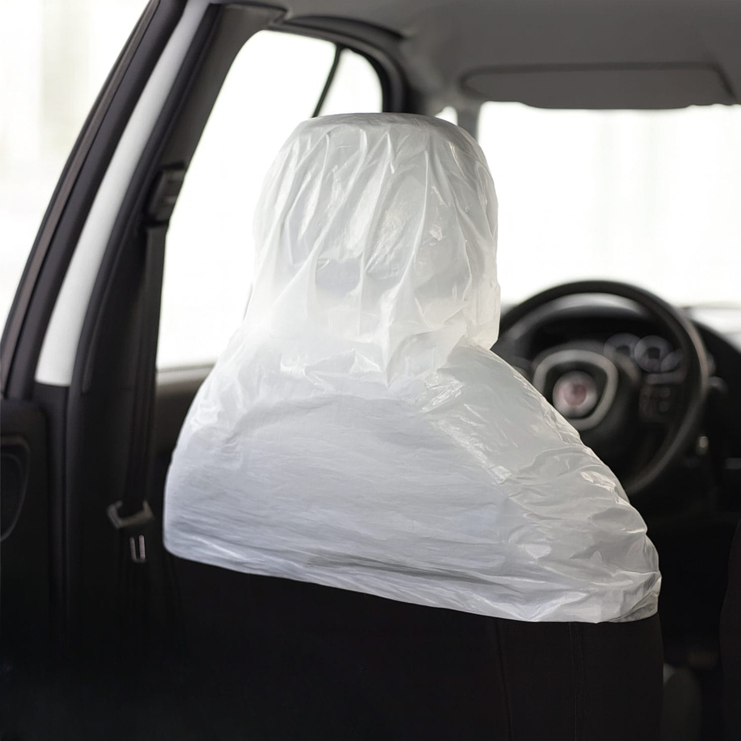 Coprisedile monouso bianco installato sul sedile auto vista posteriore