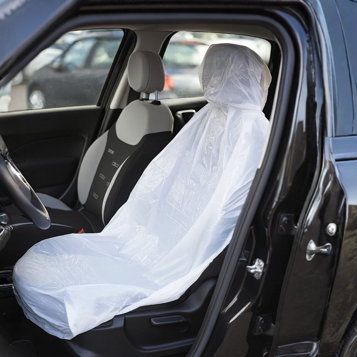 Coprisedile monouso bianco per auto installato sul sedile anteriore