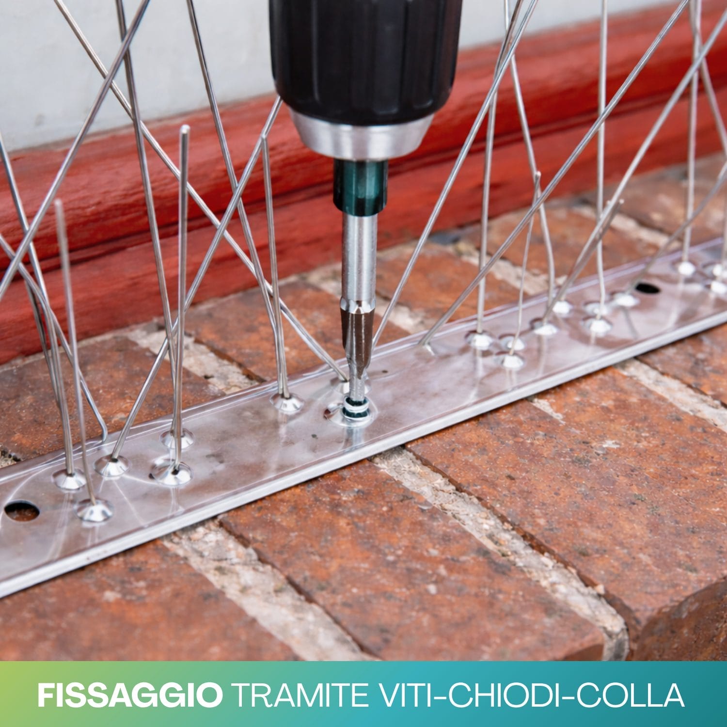 Installazione dissuasore piccioni con viti su superficie in mattoni