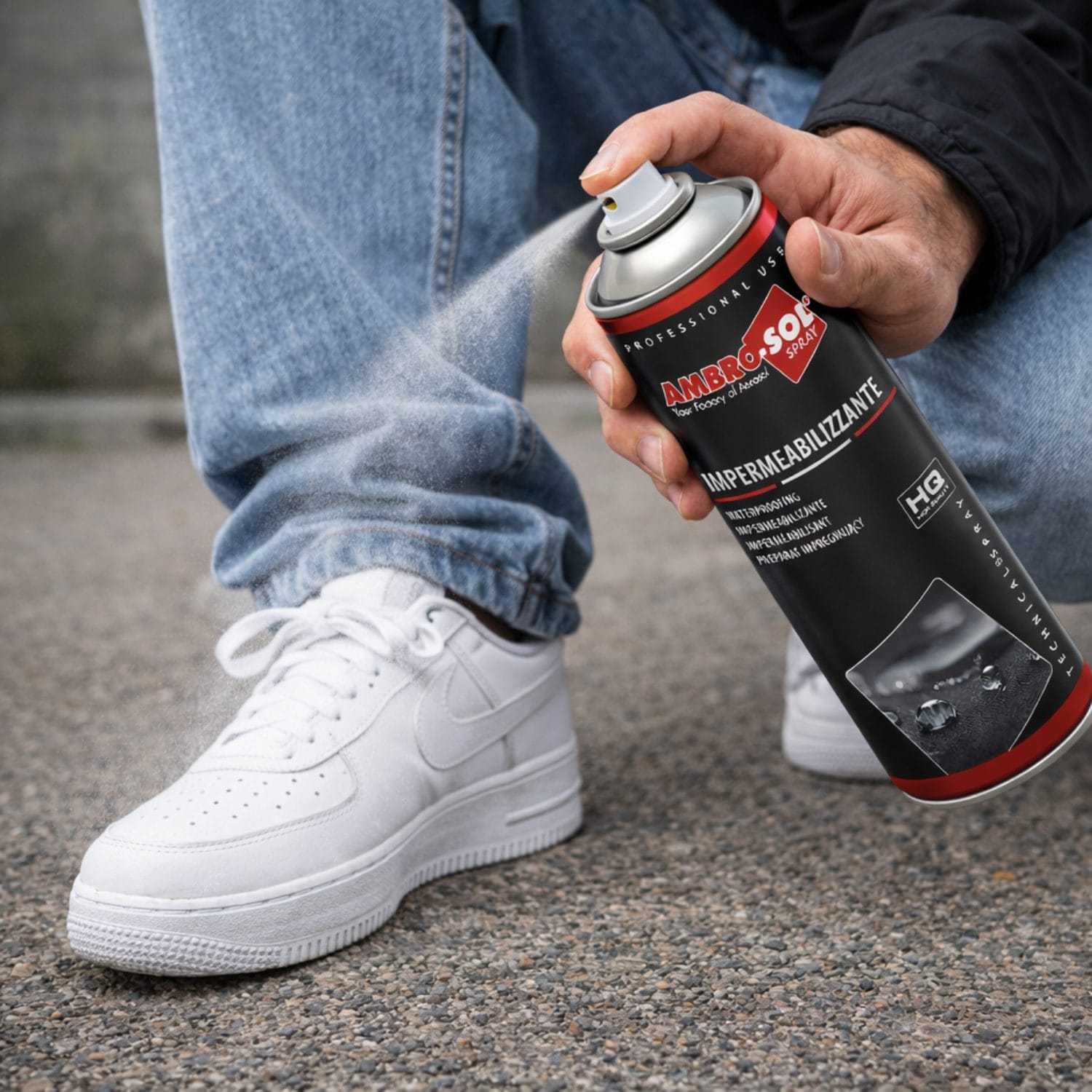 Impermeabilizzante spray Ambro-Sol applicato su scarpe per protezione da acqua e umidità