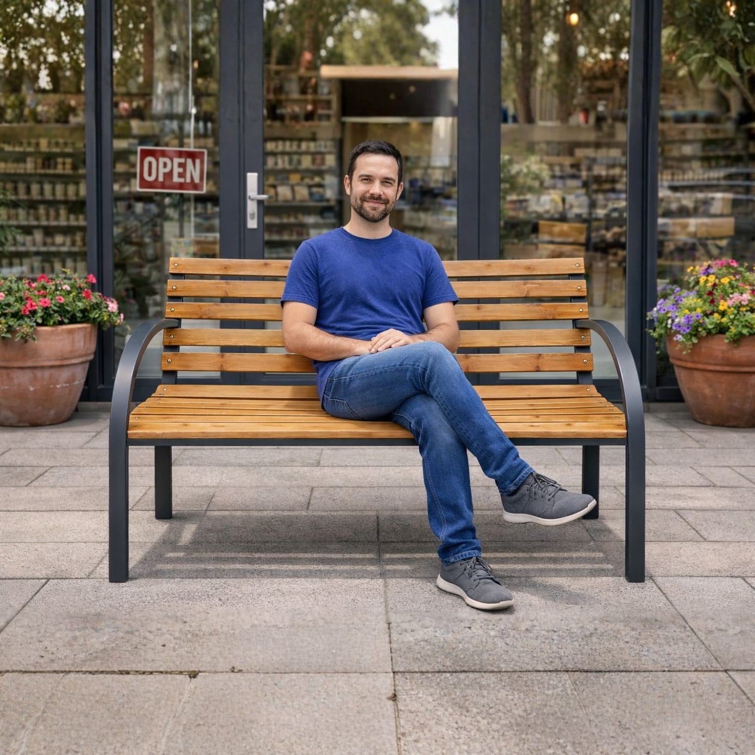 panchina in legno coreografica Panchina in legno con struttura in acciaio, ambientata davanti a negozio, ideale per bar, B&B e spazi pubblici