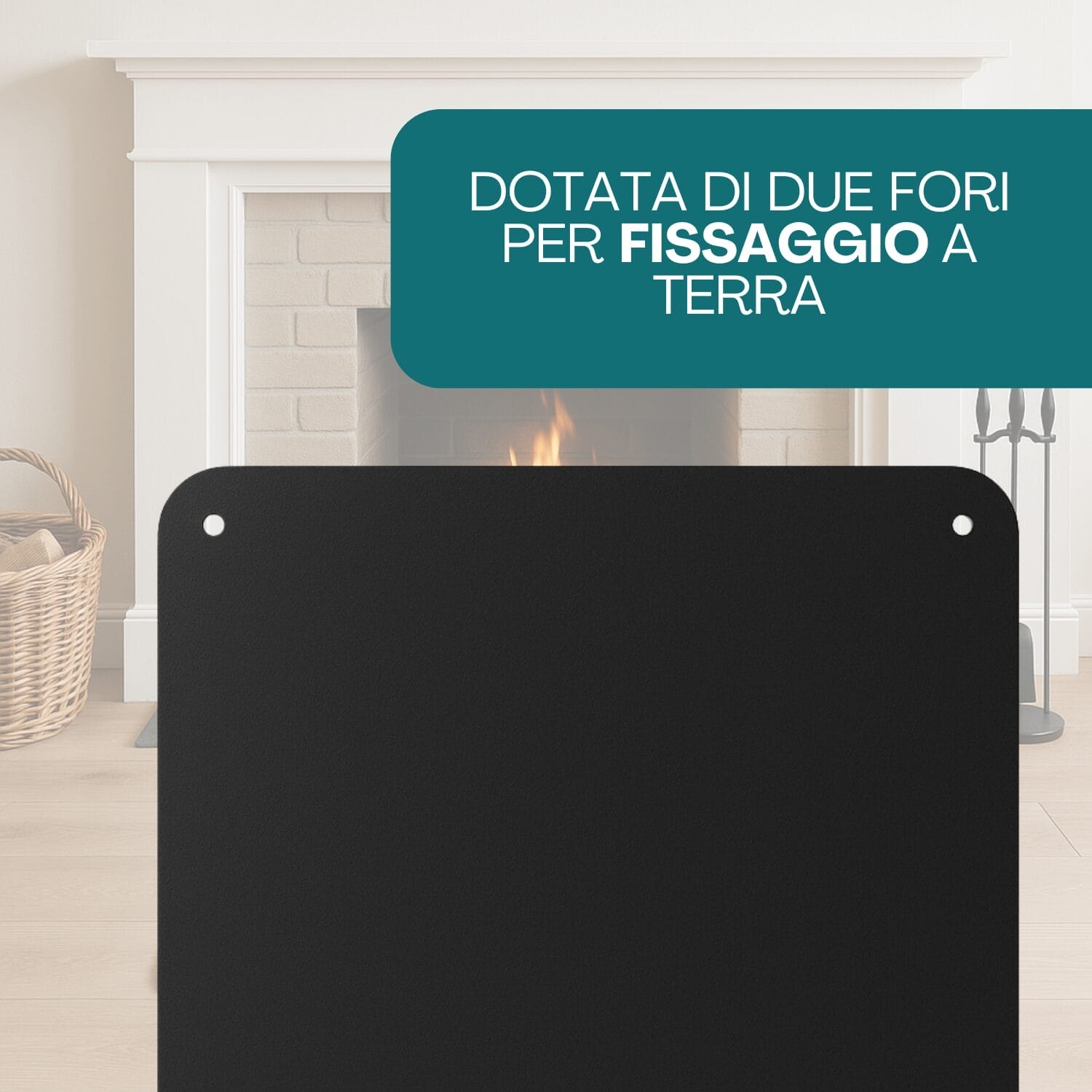 Pedana camino nera con due fori per fissaggio a terra davanti a camino acceso