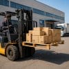 pedane in legno muletto Carrello elevatore con bancali in legno e scatole per spedizione