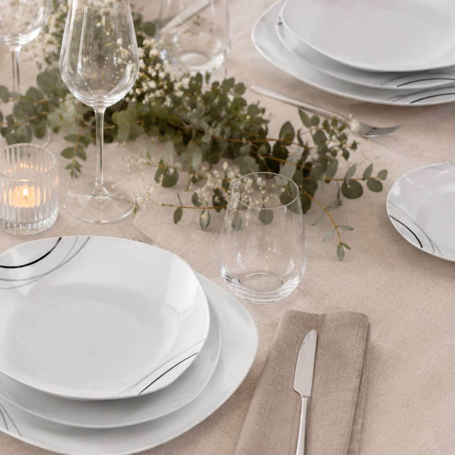 Set tavola elegante con piatti quadrati in porcellana bianca decorata per 6 persone
