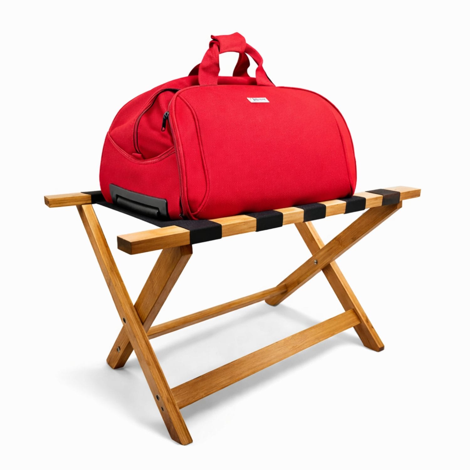 Portavaligie in bambù con borsa da viaggio su sfondo bianco, accessorio elegante per hotel