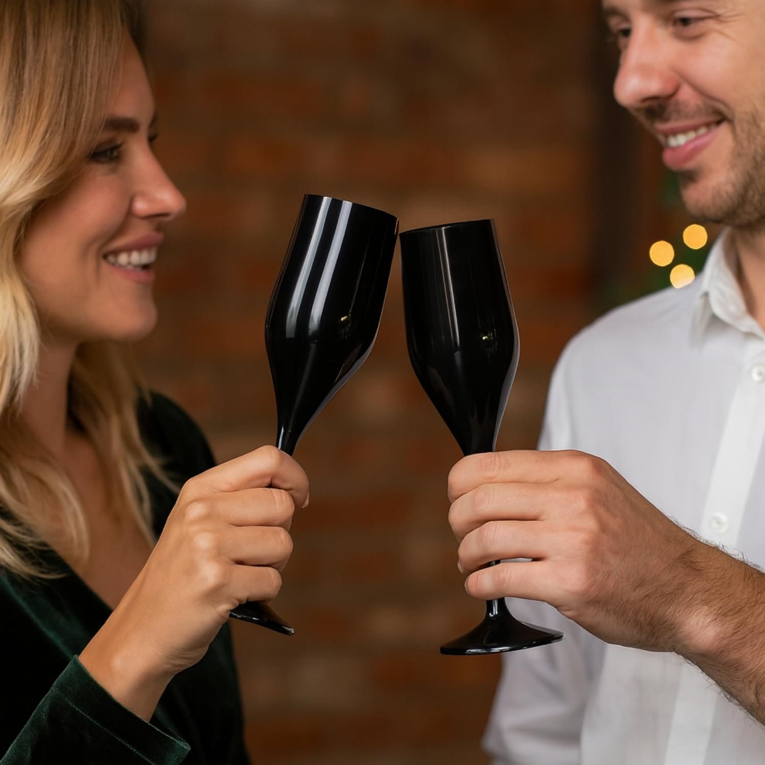 Brindisi con flute champagne neri in plastica riutilizzabile elegante