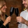 Brindisi con flute champagne neri in plastica riutilizzabile elegante