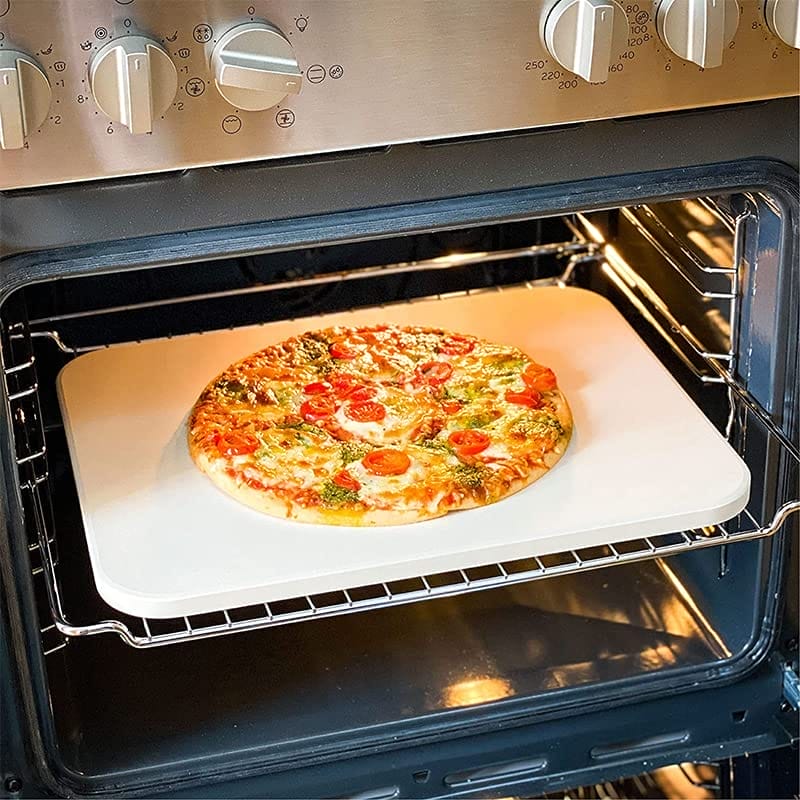 pietra refrattaria rettangolare 38x30 cm in ceramica con pizza in cottura nel forno