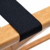 cinte reggivaligia alto Dettaglio cinghia nera resistente su porta valigia in legno bamboo, supporto stabile per bagagli e trolley