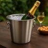 Secchiello portaghiaccio acciaio con champagne e ghiaccio per feste all’aperto