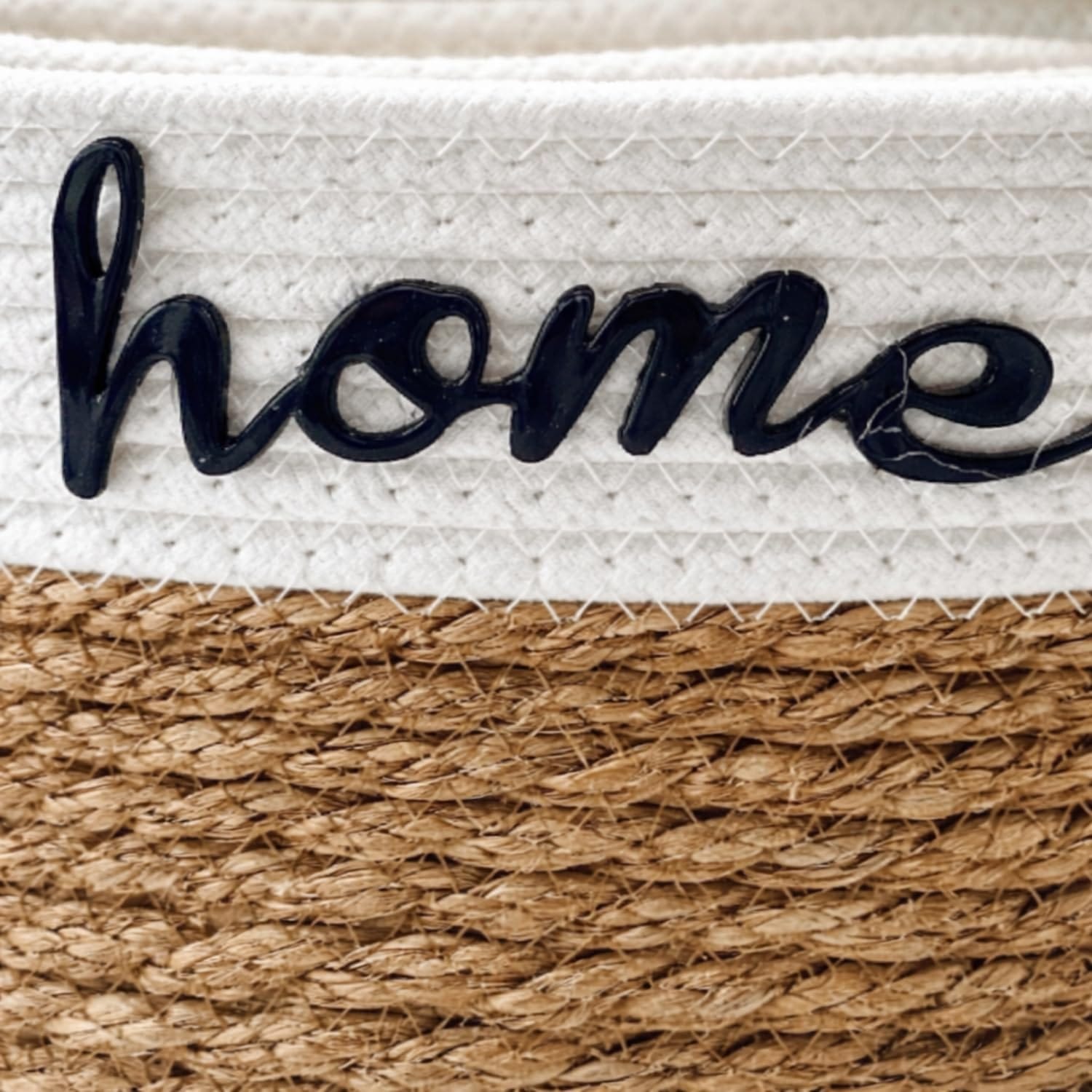 Dettaglio cestino in corda con scritta Home, finitura tessuto e intreccio naturale