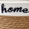 Dettaglio cestino in corda con scritta Home, finitura tessuto e intreccio naturale