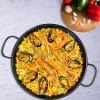 padella paella smaltata nera da 38 cm con manici e paella valenciana con frutti di mare e verdure