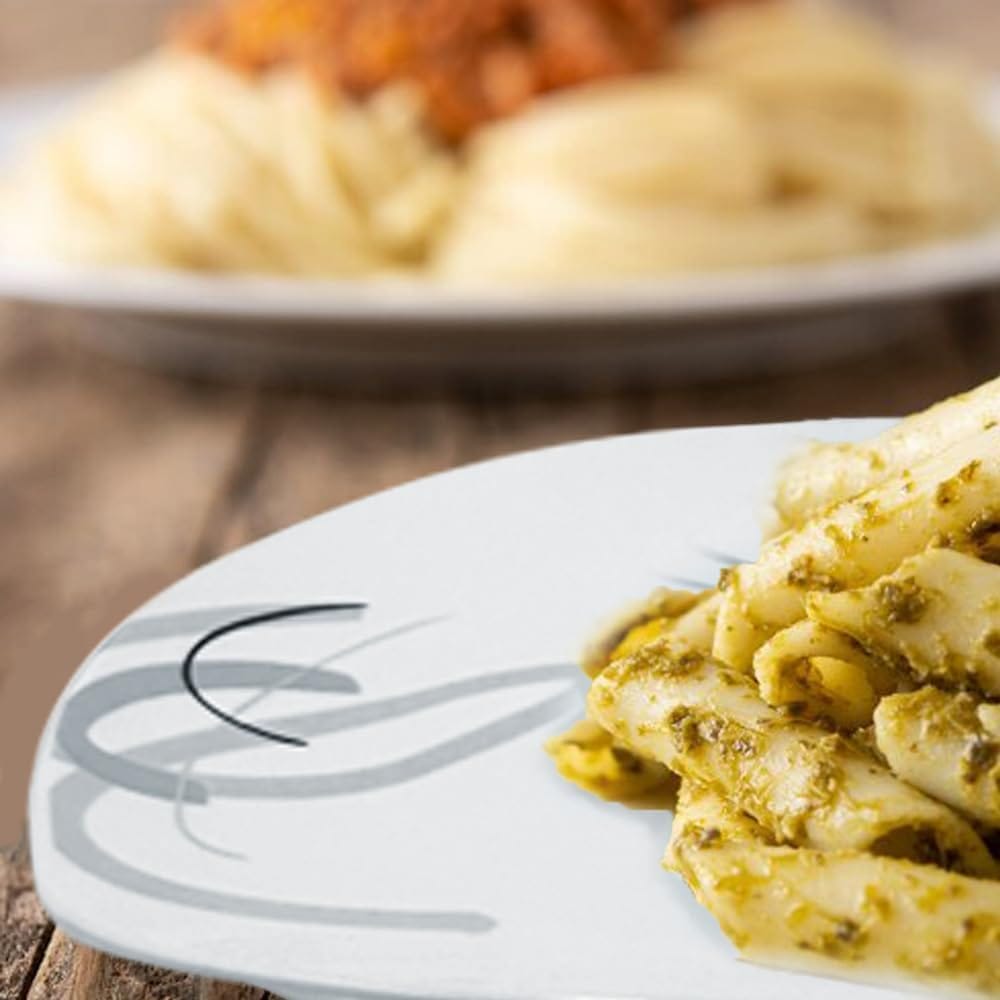 Piatto quadrato in porcellana bianca decorata con pasta servita a tavola