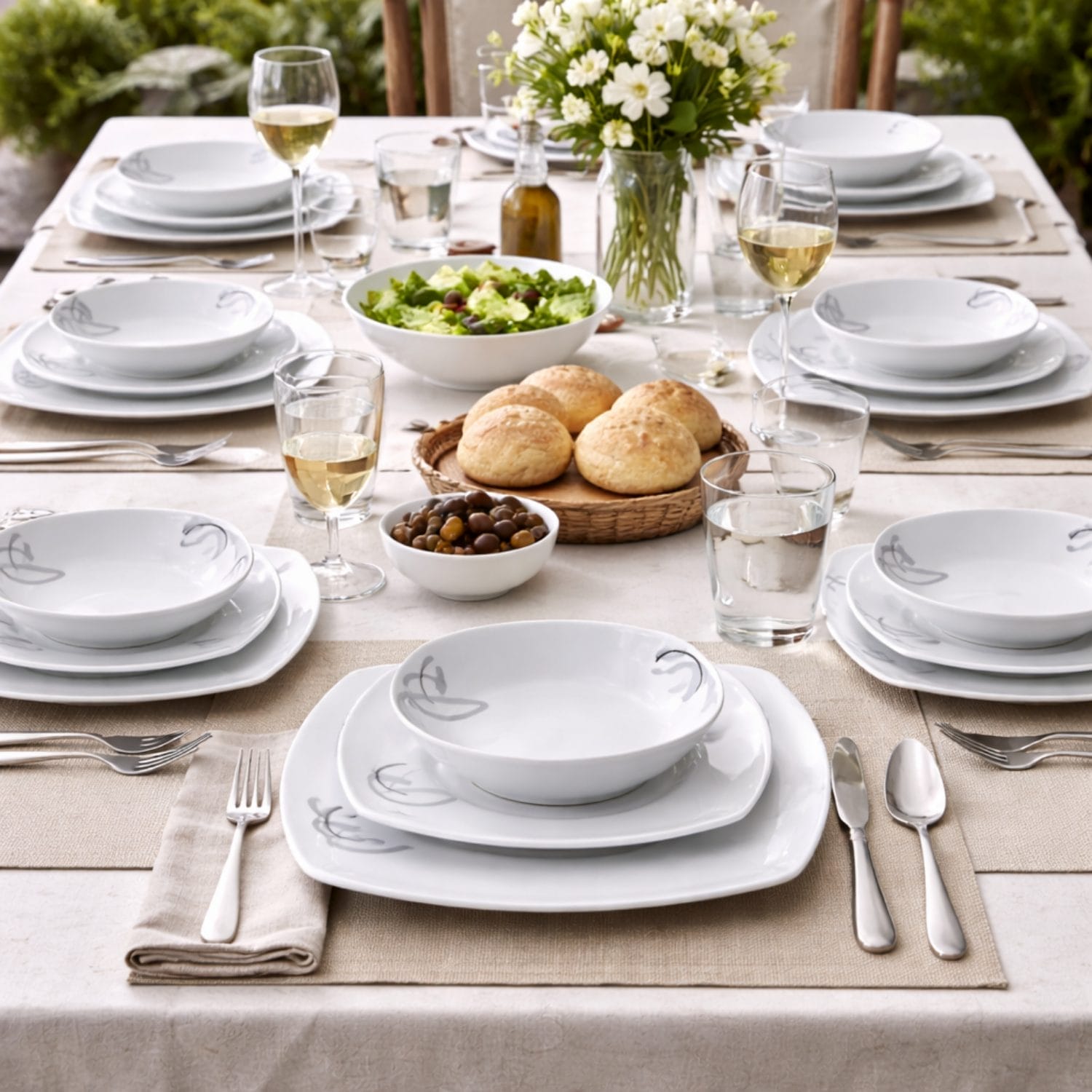 Servizio piatti in ceramica bianca apparecchiato per 6 persone
