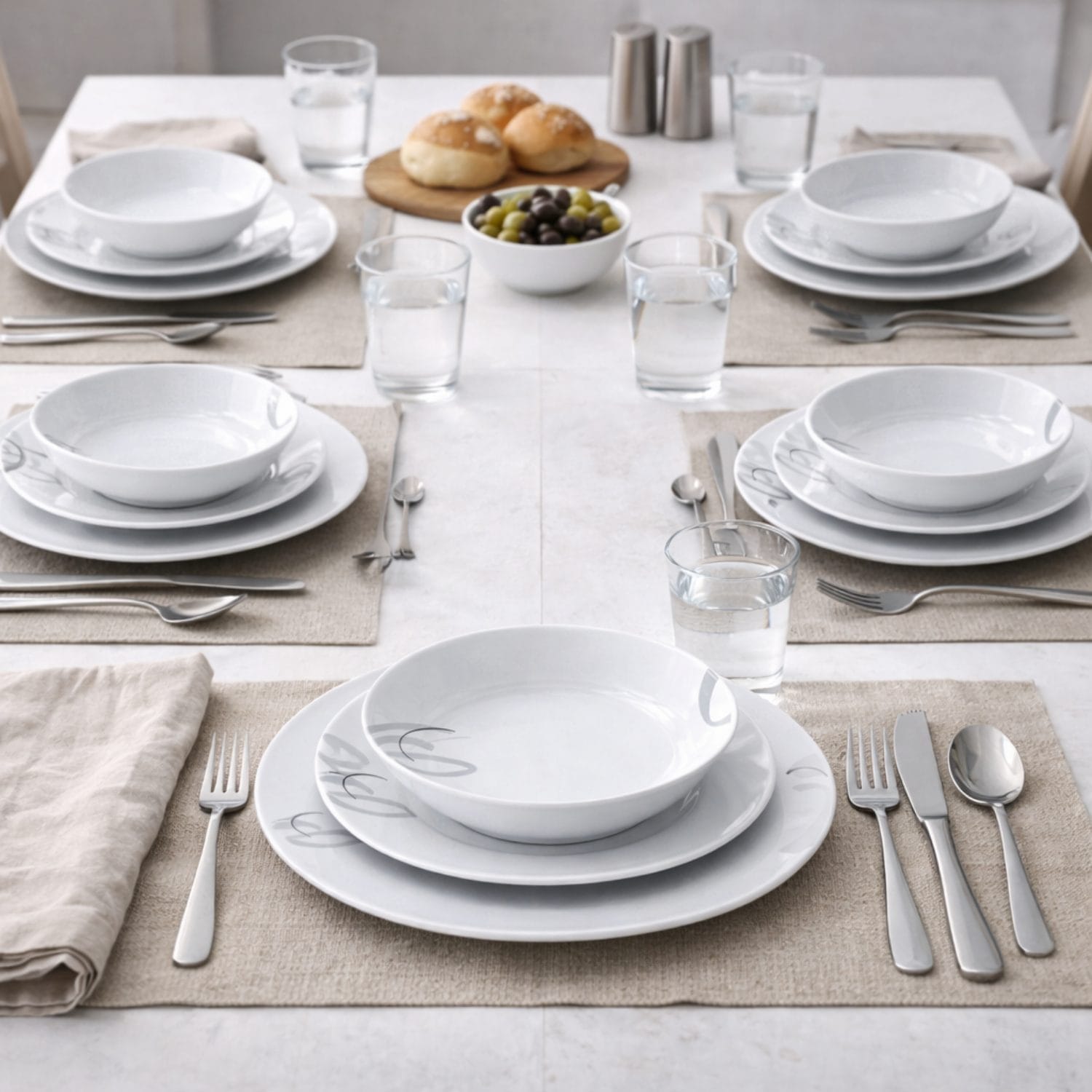 Servizio piatti moderni apparecchiati per uso quotidiano