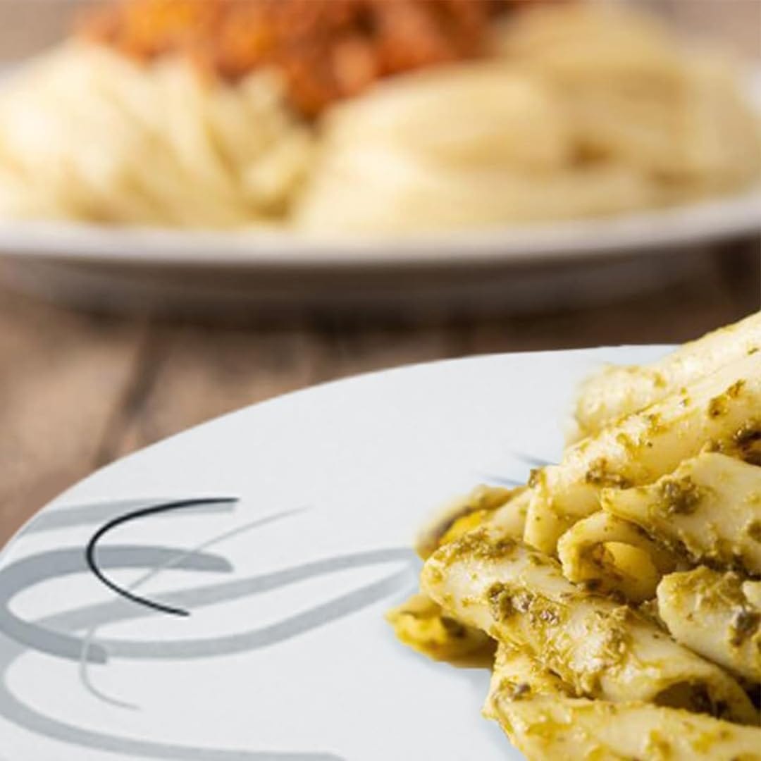 Piatto porcellana decorato con pasta servita su set piatti 18 pezzi
