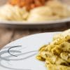 Piatto porcellana decorato con pasta servita su set piatti 18 pezzi