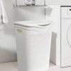 coreografica-portabiancheria-bianco Cesto portabiancheria bianco effetto rattan 55L con coperchio per bagno o lavanderia