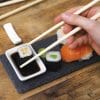 set sushi per 2 persone con vassoio in ardesia 30x10 cm, bacchette e ciotola salsa di soia