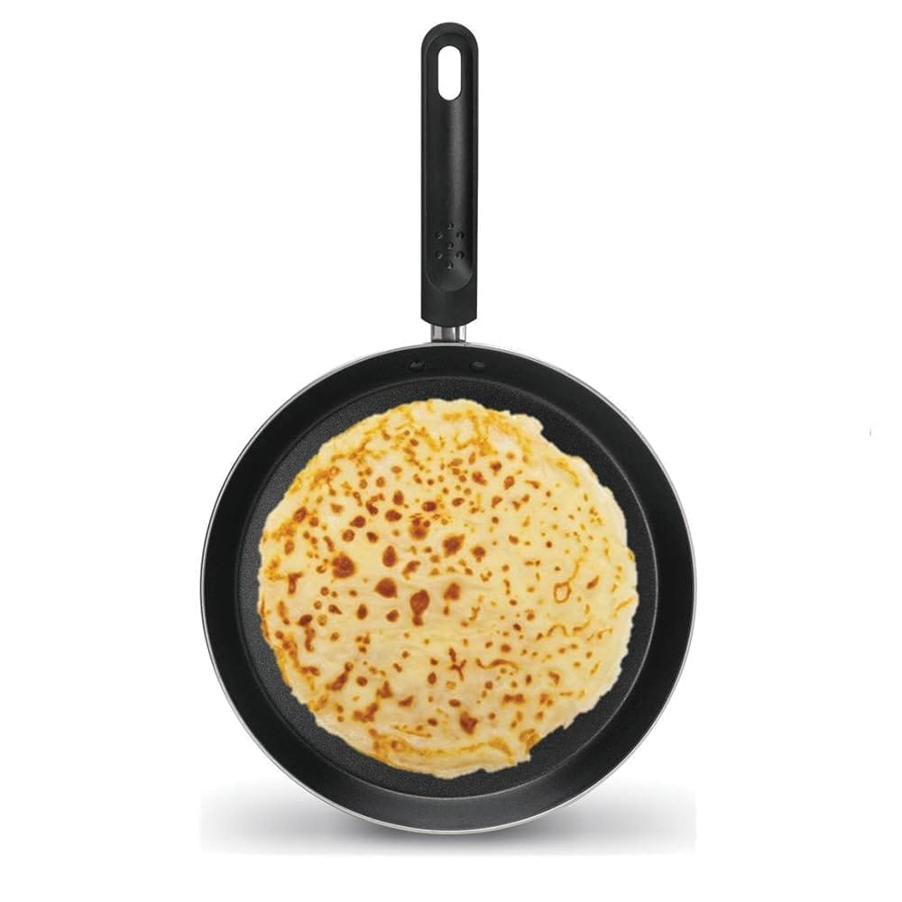 padella antiaderente nera con crepes con manico lungo