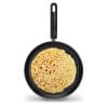 padella antiaderente nera con crepes con manico lungo