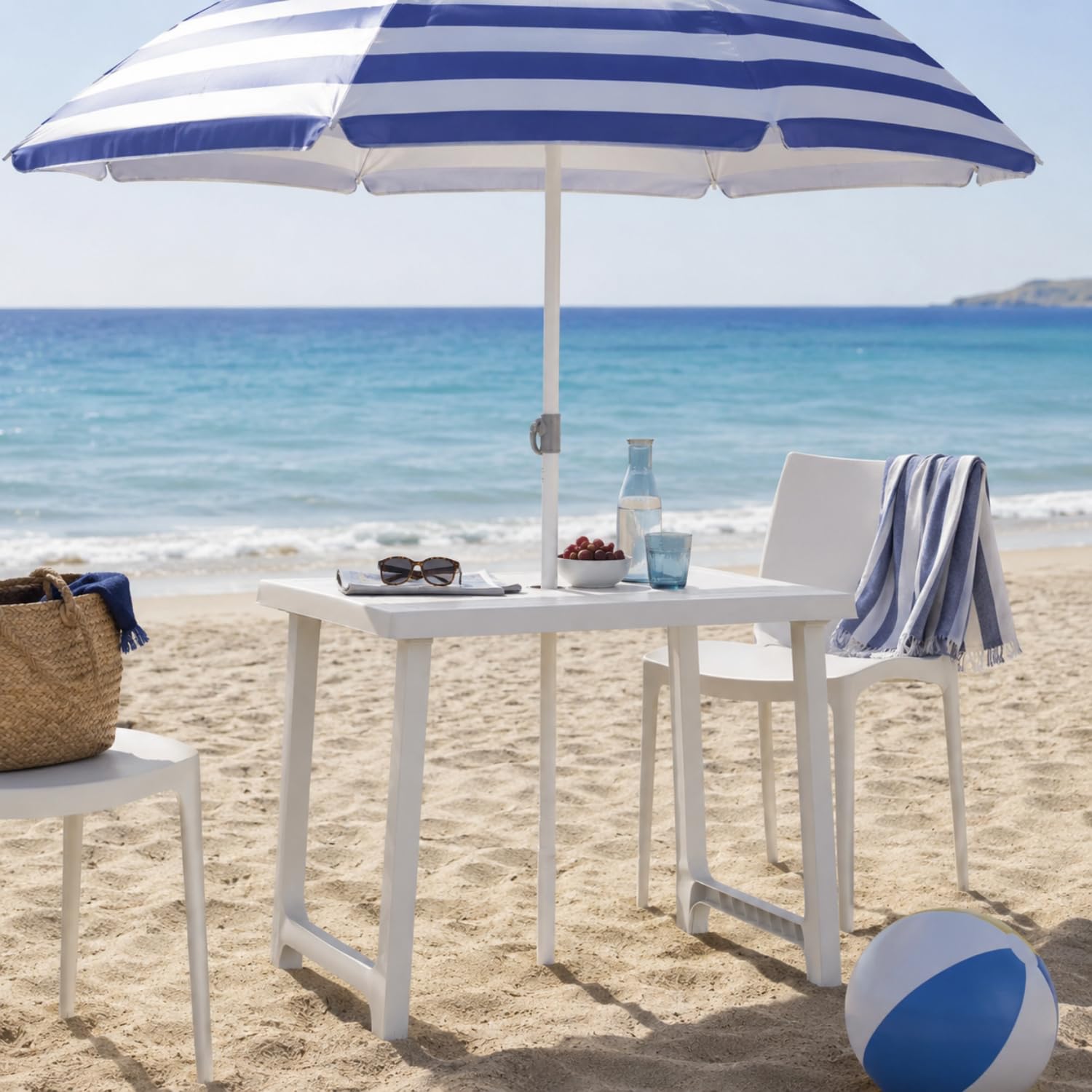 Tavolo Pieghevole NIK con Foro Ombrellone Tavolo da giardino pieghevole bianco con foro per ombrellone NIK 81x56 cm su spiaggia vista mare