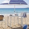 Tavolo Pieghevole NIK con Foro Ombrellone Tavolo da giardino pieghevole bianco con foro per ombrellone NIK 81x56 cm su spiaggia vista mare