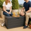 Baule da giardino 170L antracite in resina effetto legno, usato come tavolino con snack e bevande