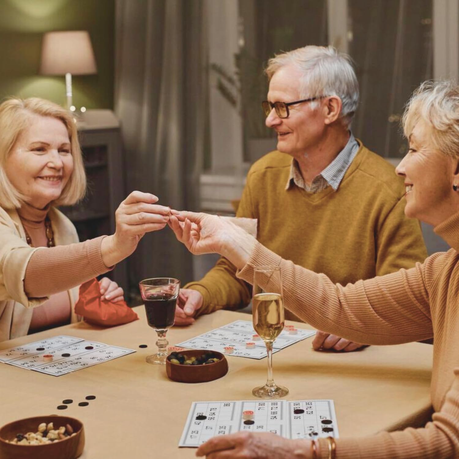 ambientata-tombola-napoletana Famiglia che gioca alla Tombola Napoletana durante le feste natalizie, atmosfera calda e conviviale.