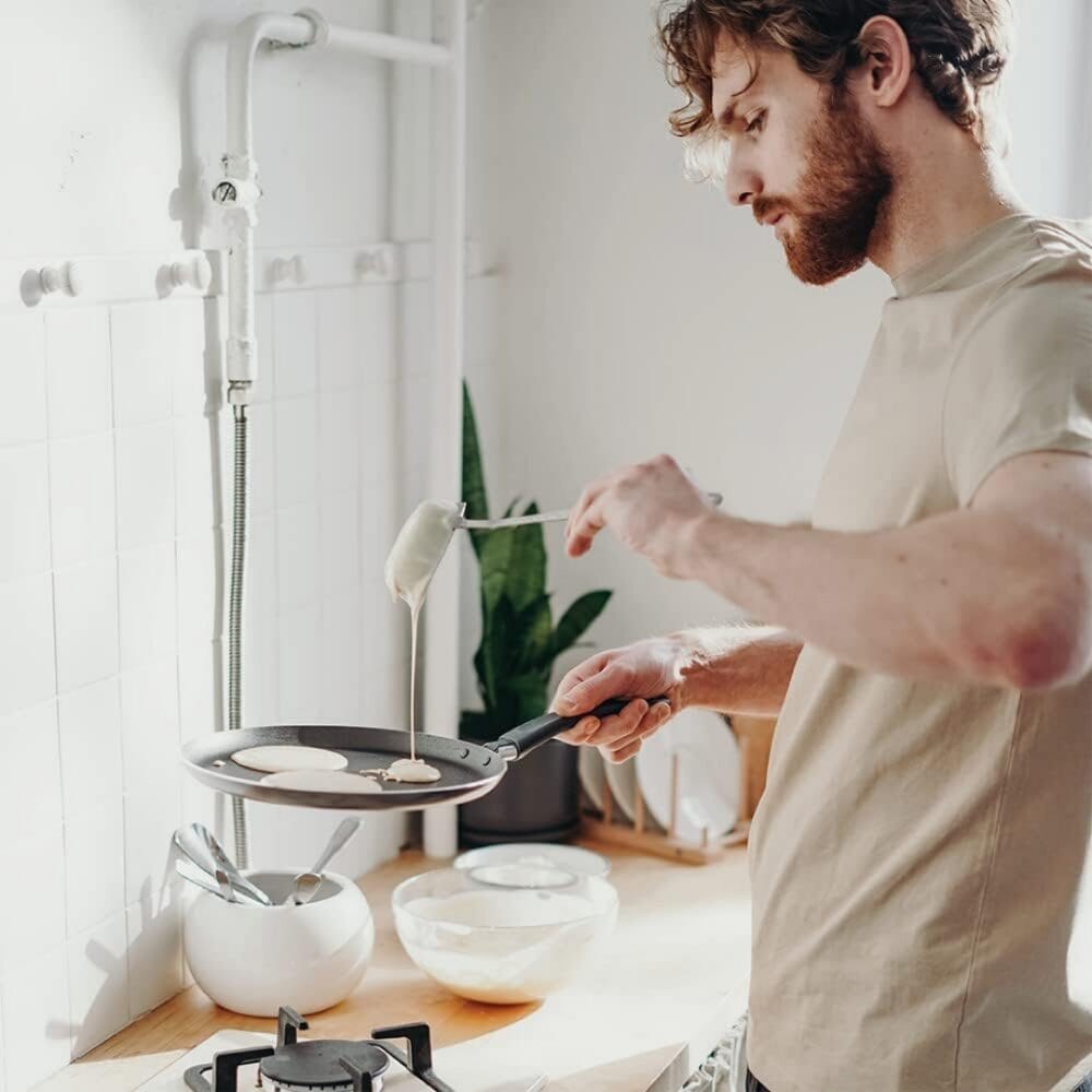padella antiaderente nera 24 cm per crepes e pancake con manico lungo uso in cucina