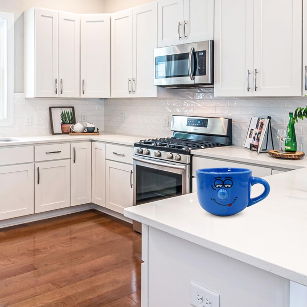 tazza colazione in porcellana blu 450 ml con faccina divertente ambientata in cucina moderna