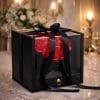 Cofanetto regalo con rose rosse a cuore in elegante ambientazione romantica per San Valentino