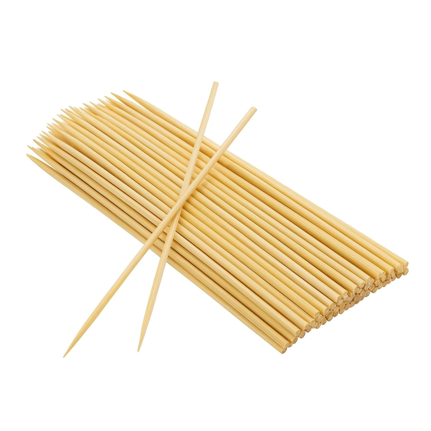 Stecconi Fascio di spiedini in bambù naturali, disposti ordinatamente con due bastoncini incrociati sopra, su sfondo bianco