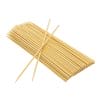 Stecconi Fascio di spiedini in bambù naturali, disposti ordinatamente con due bastoncini incrociati sopra, su sfondo bianco
