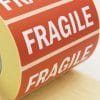 3-dettaglioetichetta-autoadesiva-a-rotolo-stampa-fragile
