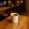 bicchierini-bianchi-coreografica Bicchierino caffè in cartoncino bianco con espresso servito su tavolo di legno