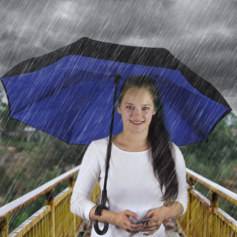 Ombrello reversibile blu con chiusura inversa e manico a C, resistente alla pioggia
