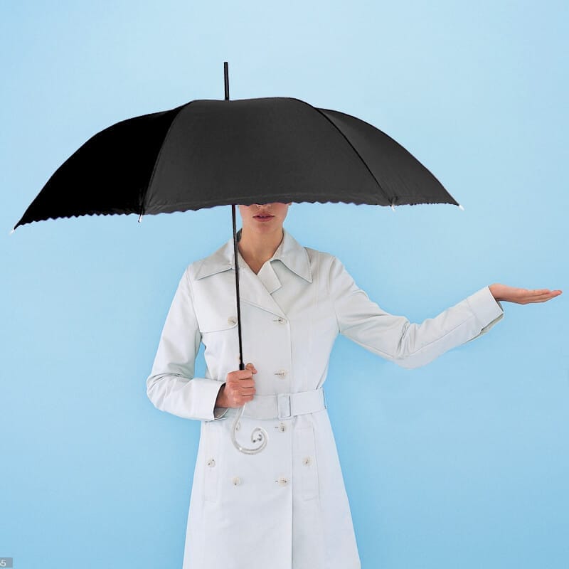 ombrello-nero Ombrello da pioggia a cupola nero con 8 stecche e manico elegante