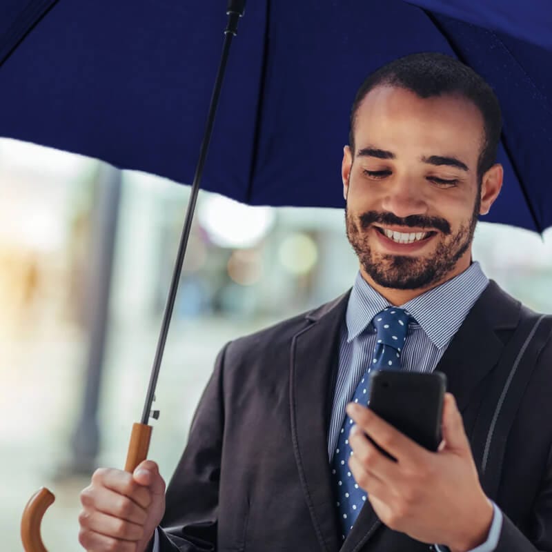 Ombrello da pioggia blu. Ombrello antivento a 8 stecche con struttura rinforzata e manico in legno